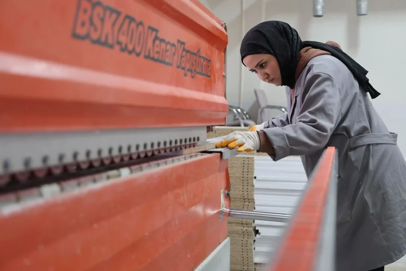 Mobilya Bölümünün Tek Kız Öğrencisi: Erkeklere Taş Çıkartıyor