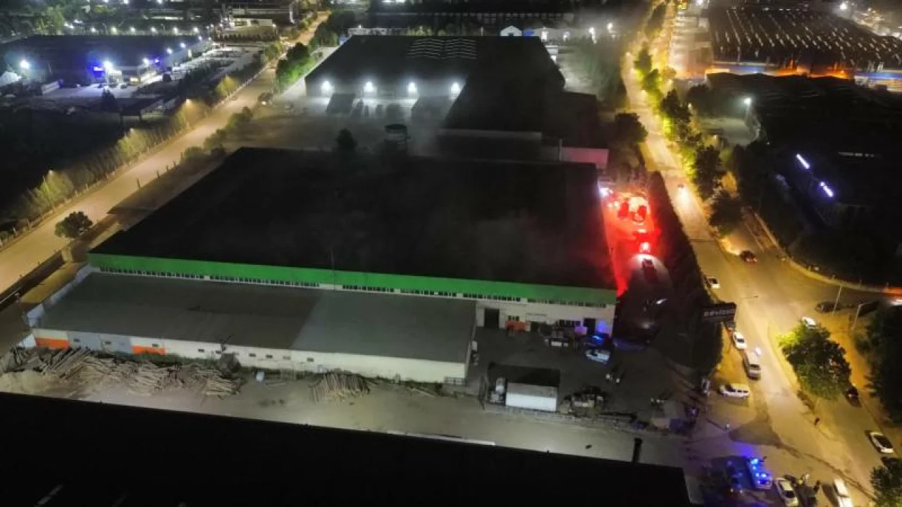 Düzce'de Mobilya Fabrikasında Yangın Çıktı