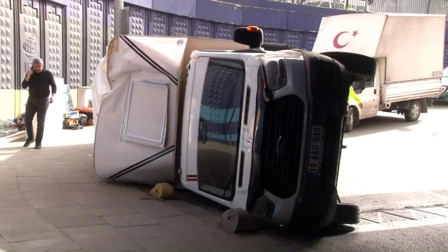 Kadıköy'de Mobilya Yüklü Kamyonet Üst Geçitte Kaza Yaptı!